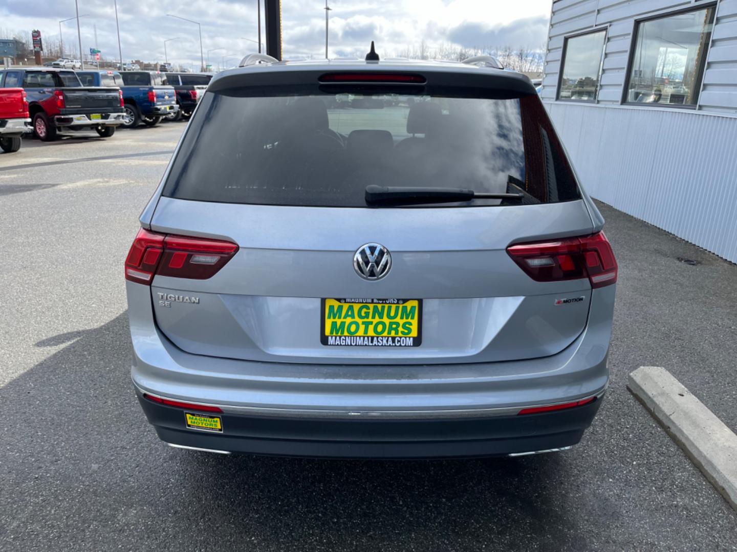 2021 GRAY /Black VOLKSWAGEN TIGUAN SE 4MOTION (3VV2B7AX6MM) with an 2.0L engine, Automatic transmission, located at 1960 Industrial Drive, Wasilla, 99654, (907) 274-2277, 61.573475, -149.400146 - Photo#3